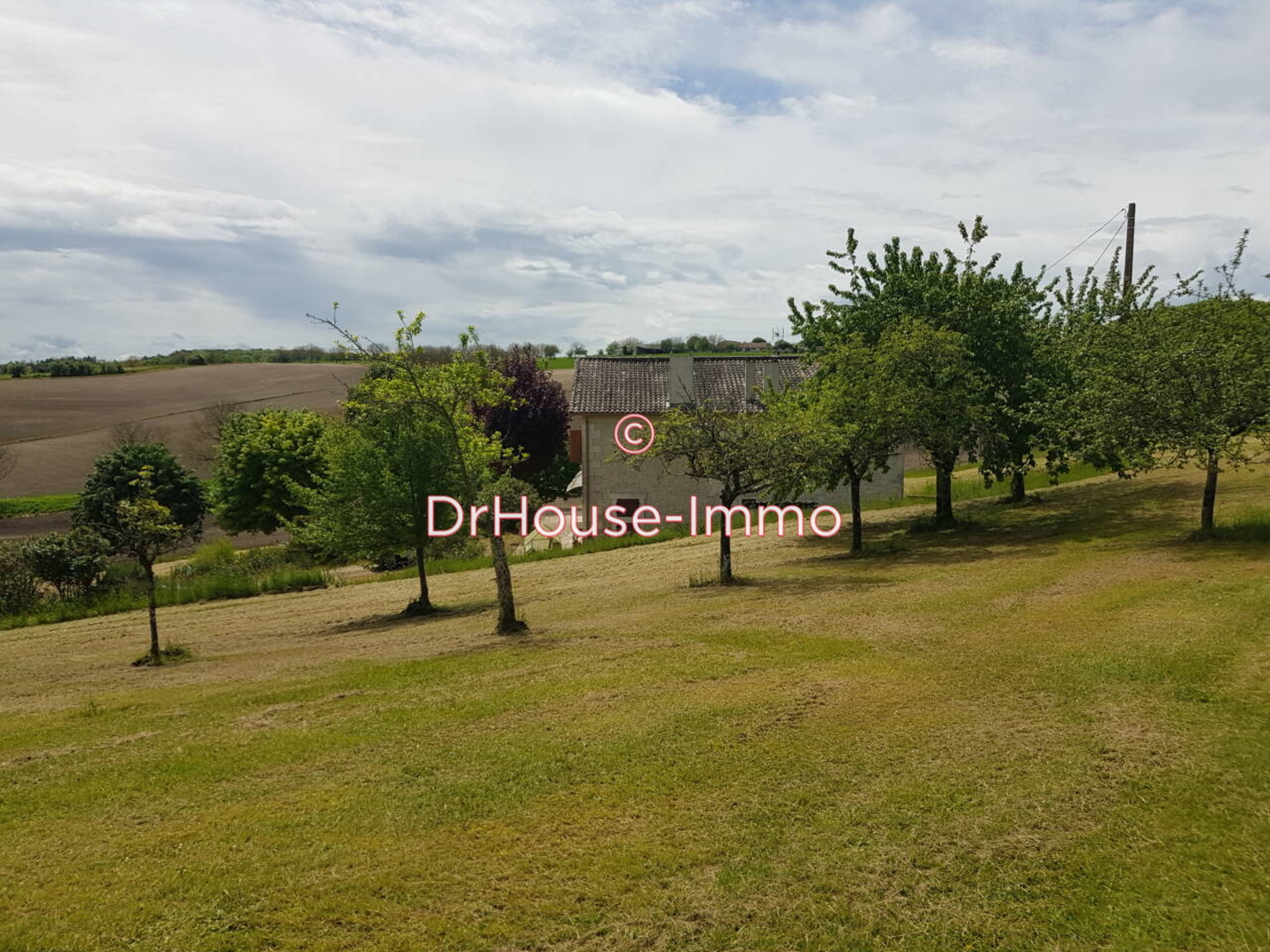 Maison 8 pièces de 215 m² - Mensignac (24350)