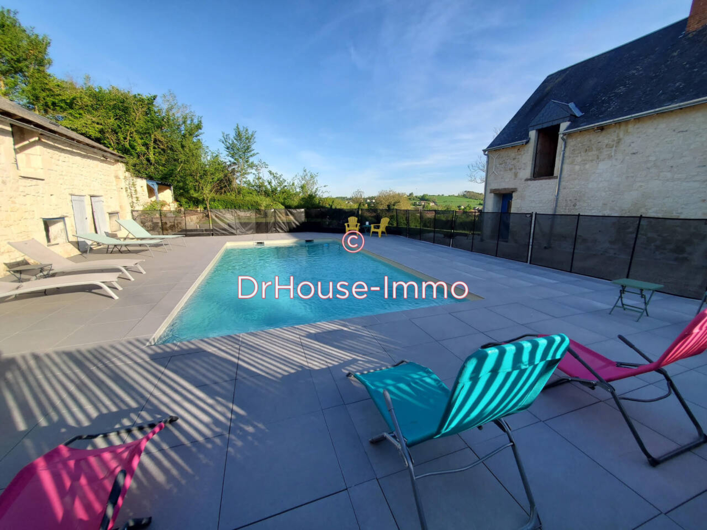 Maison 8 pièces de 300 m² - Oyré (86220)