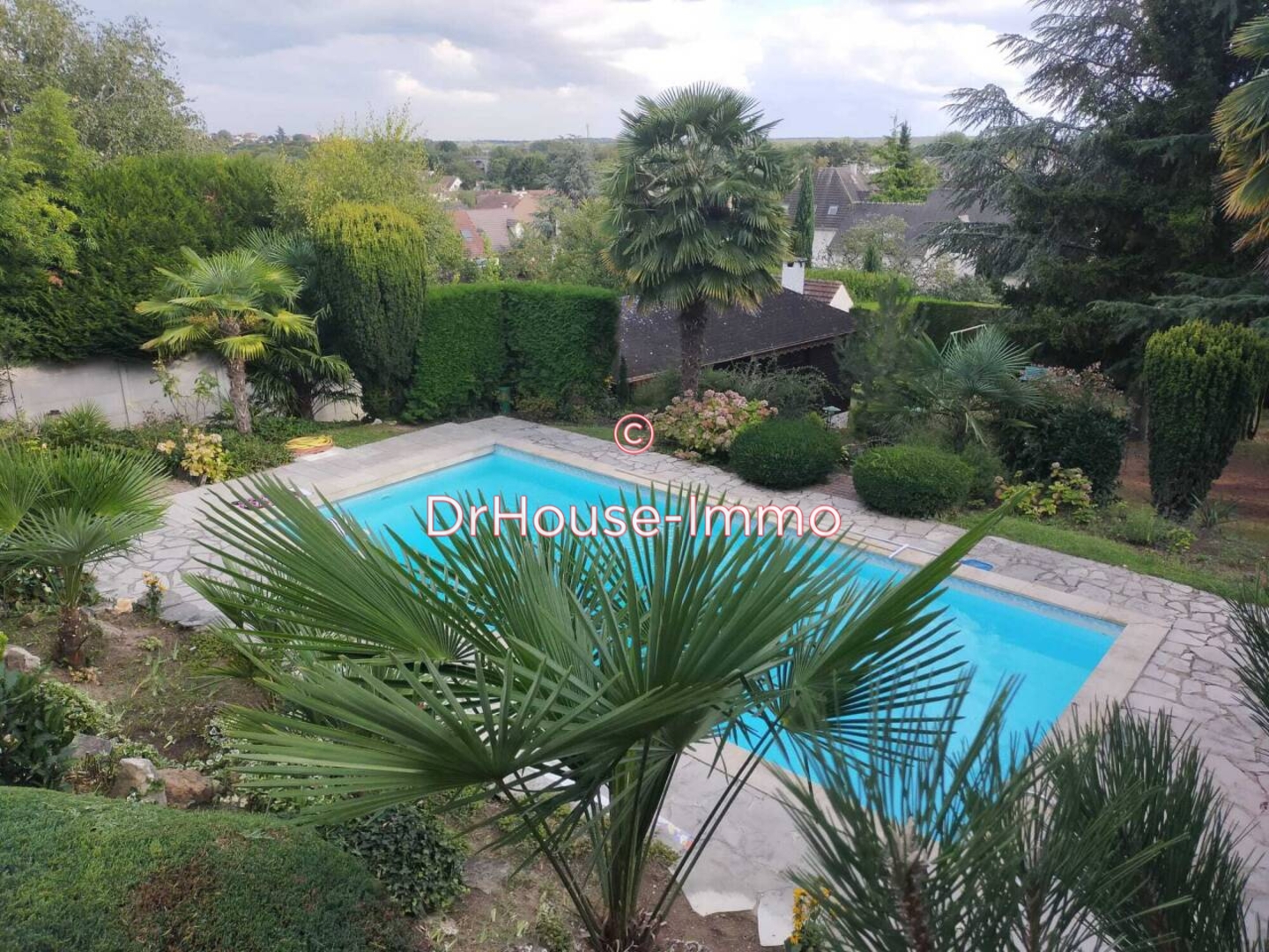 Maison 10 pièces de 250 m² - Maurecourt (78780)