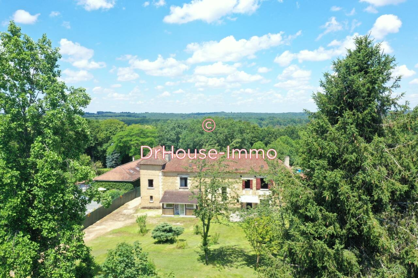 Maison 7 pièces de 250 m² - Breuilh (24380)