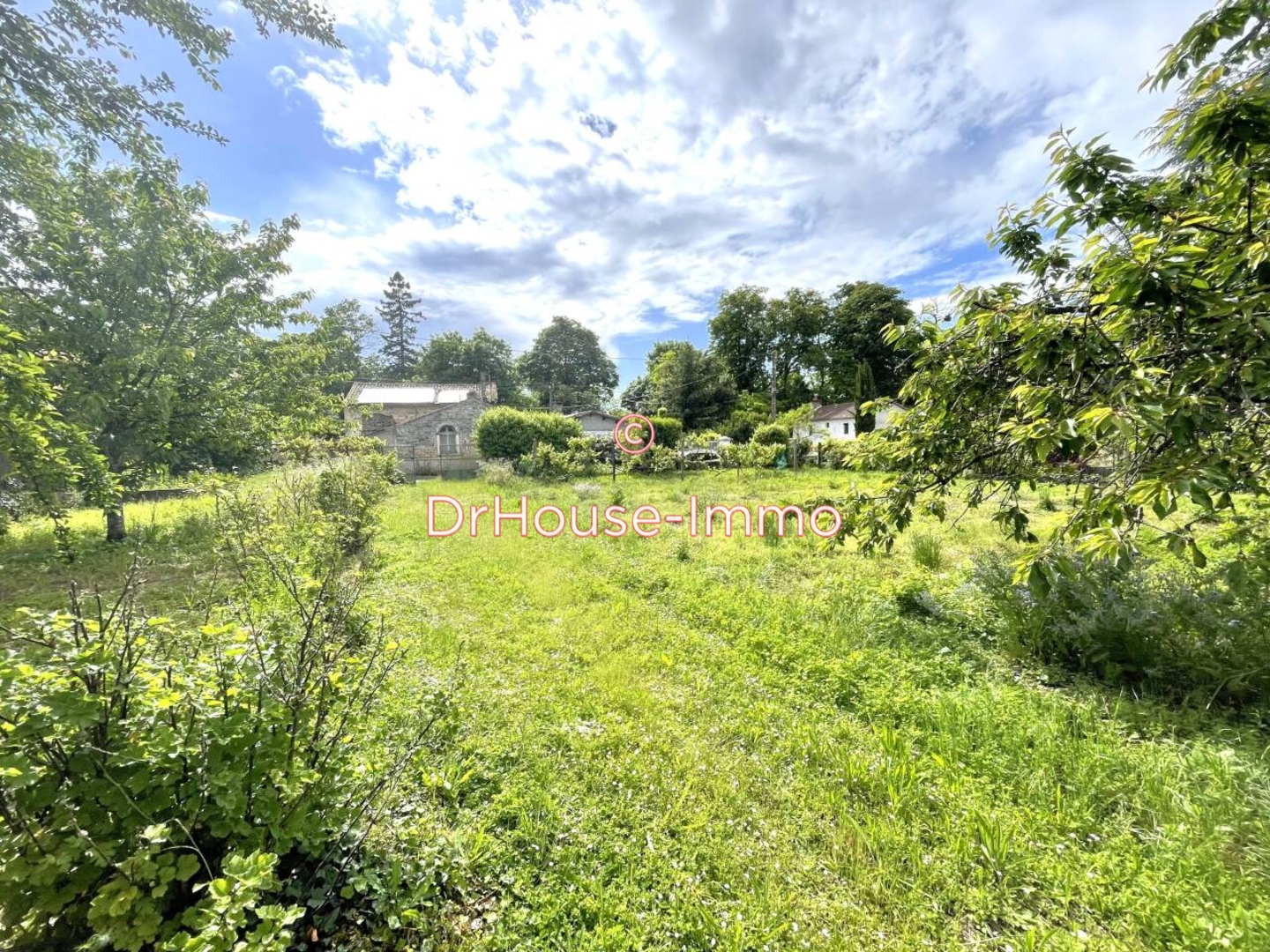 Terrain de 881 m² - Vouillé (86190)