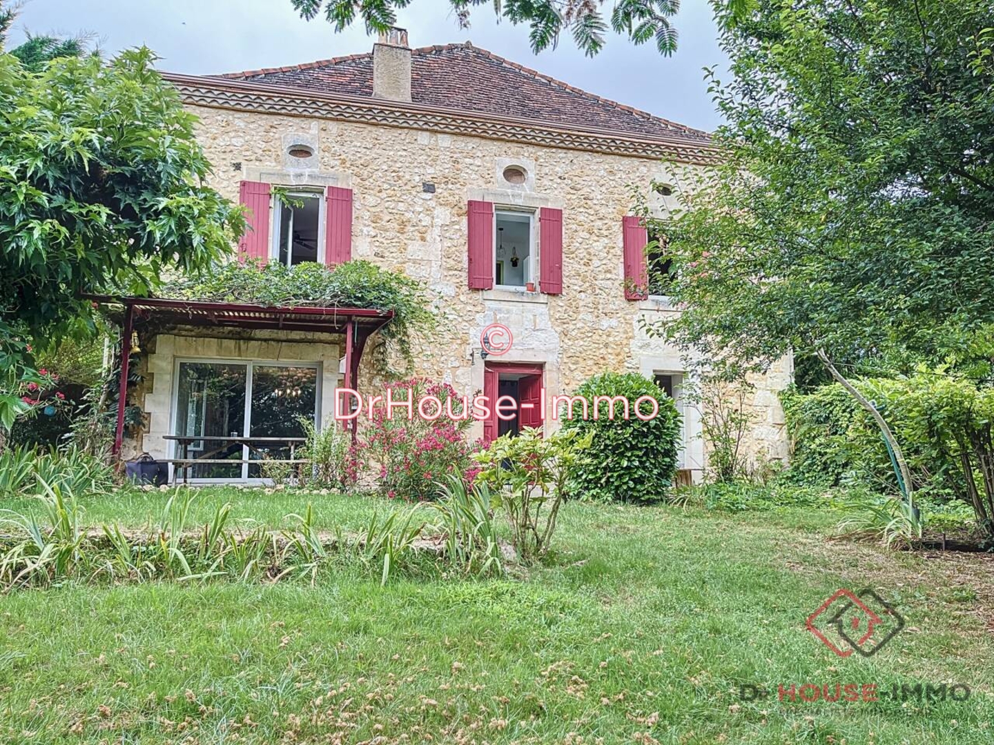 Maison 4 pièces de 156 m² - Douville (24140)
