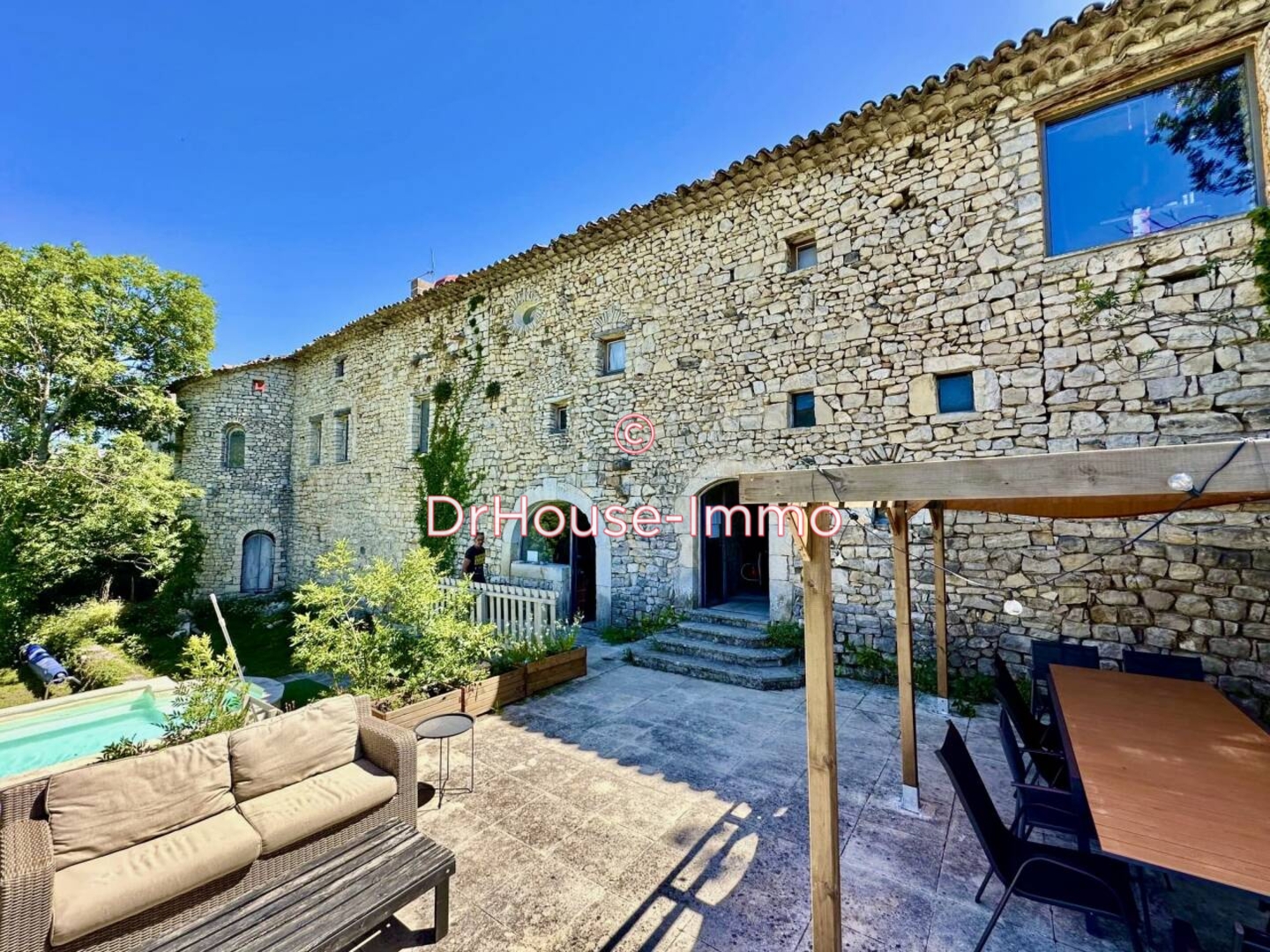 Maison 10 pièces de 300 m² - Saint-Auban-sur-l'Ouvèze (26170)