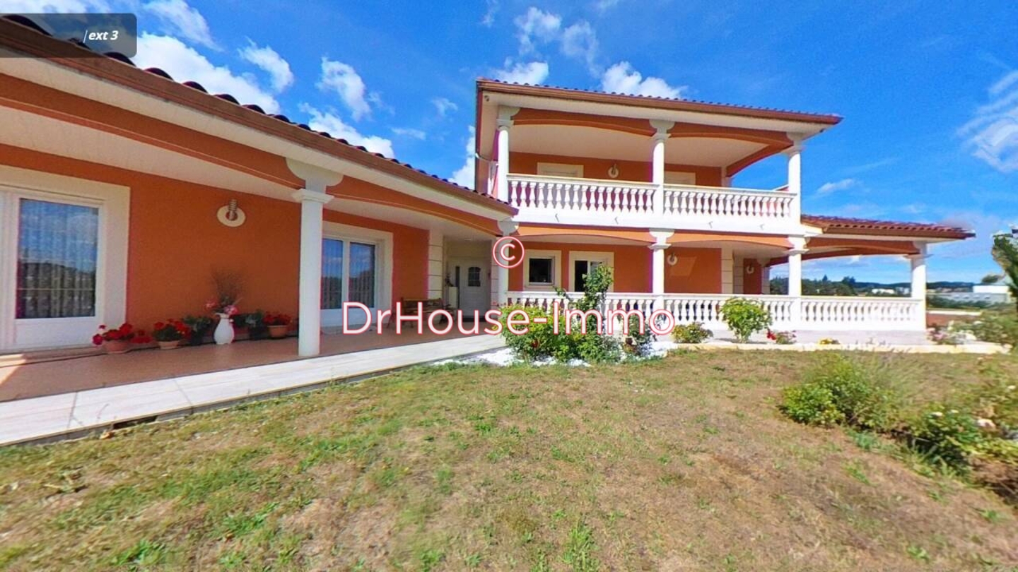 Maison 7 pièces de 238 m² - Sainte-Sigolène (43600)