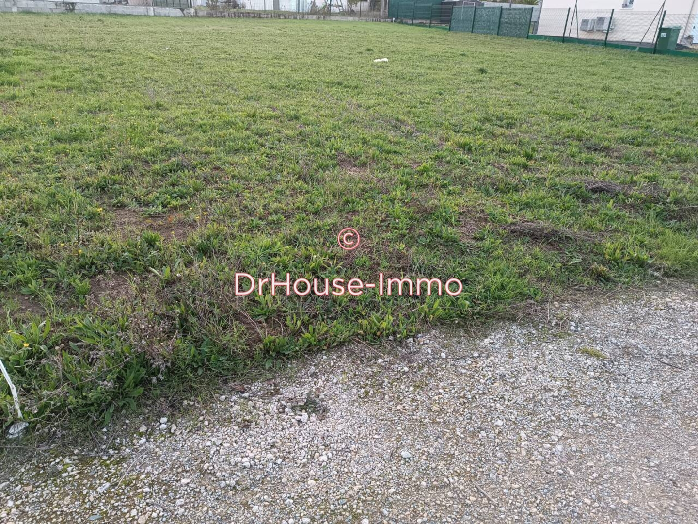 Terrain de 721 m² - Saint-Germain-de-Lusignan (17500)