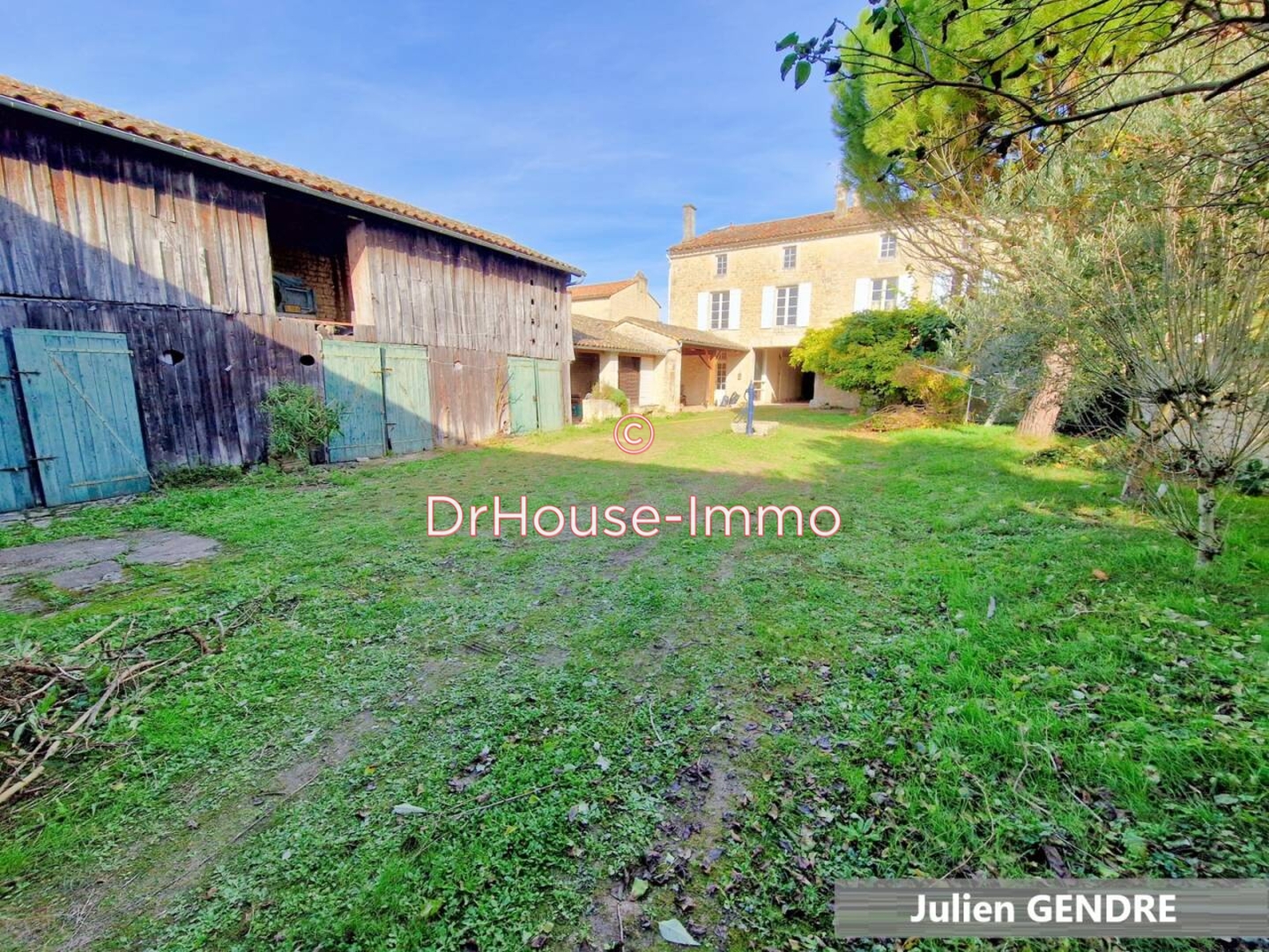 Maison 14 pièces de 337 m² - Brioux-sur-Boutonne (79170)