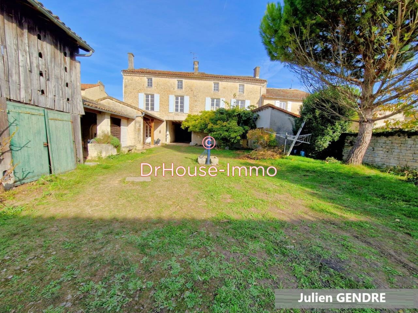 Maison 14 pièces de 337 m² - Brioux-sur-Boutonne (79170)