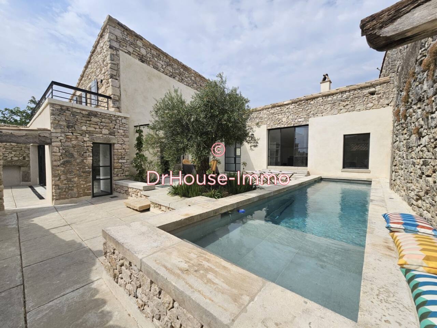 Maison 11 pièces de 288 m² - Grignan (26230)