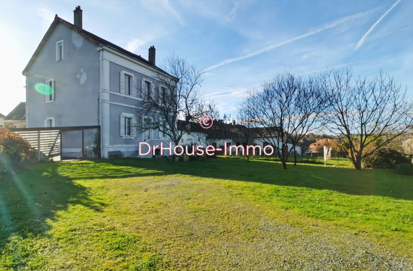 Immeuble 10 pièces de 256 m² - Jumilhac-le-Grand (24630)