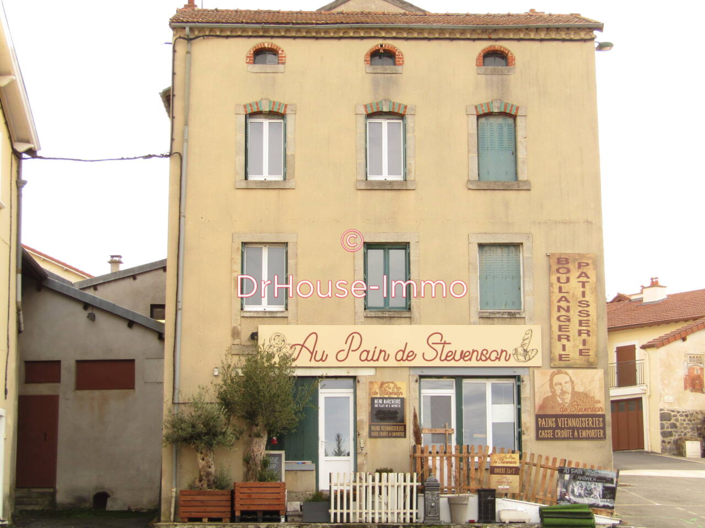 Immeuble commercial 18 pièces de 600 m² - Landos (43340)