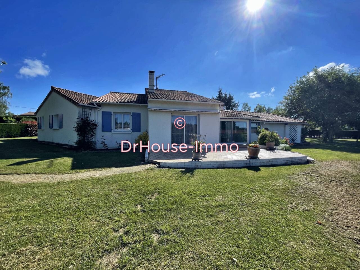 Maison 7 pièces de 190 m² - Fontaine-le-Comte (86240)