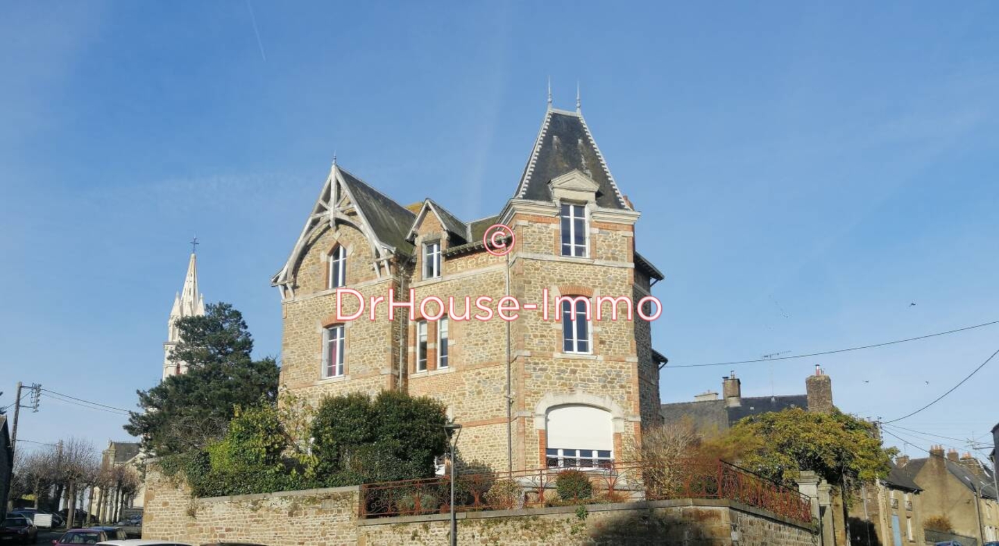 Maison 11 pièces de 249 m² - Gorron (53120)