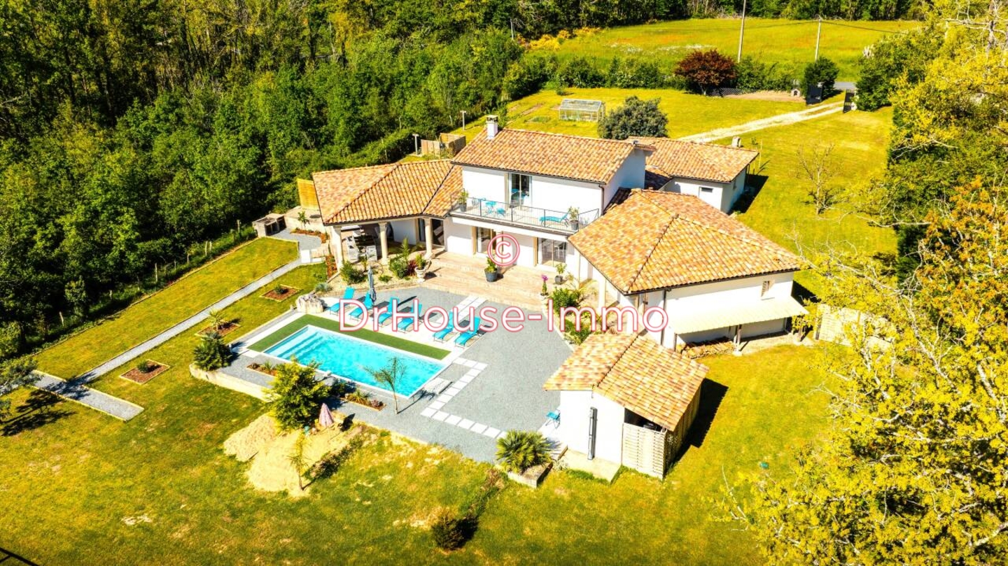 Maison 9 pièces de 235 m² - Saint-Privat-des-Prés (24410)