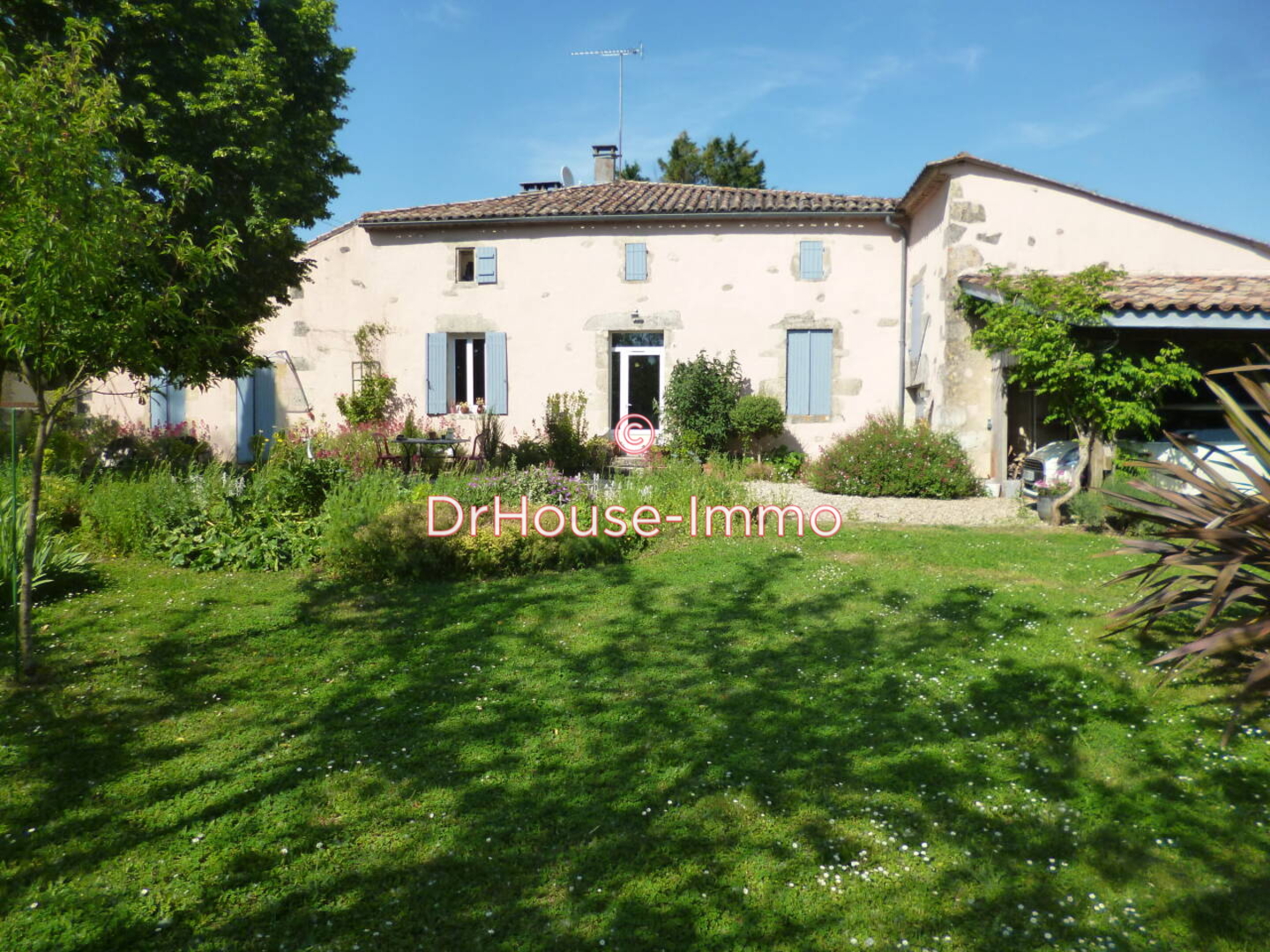 Maison 9 pièces de 227 m² - Béguey (33410)