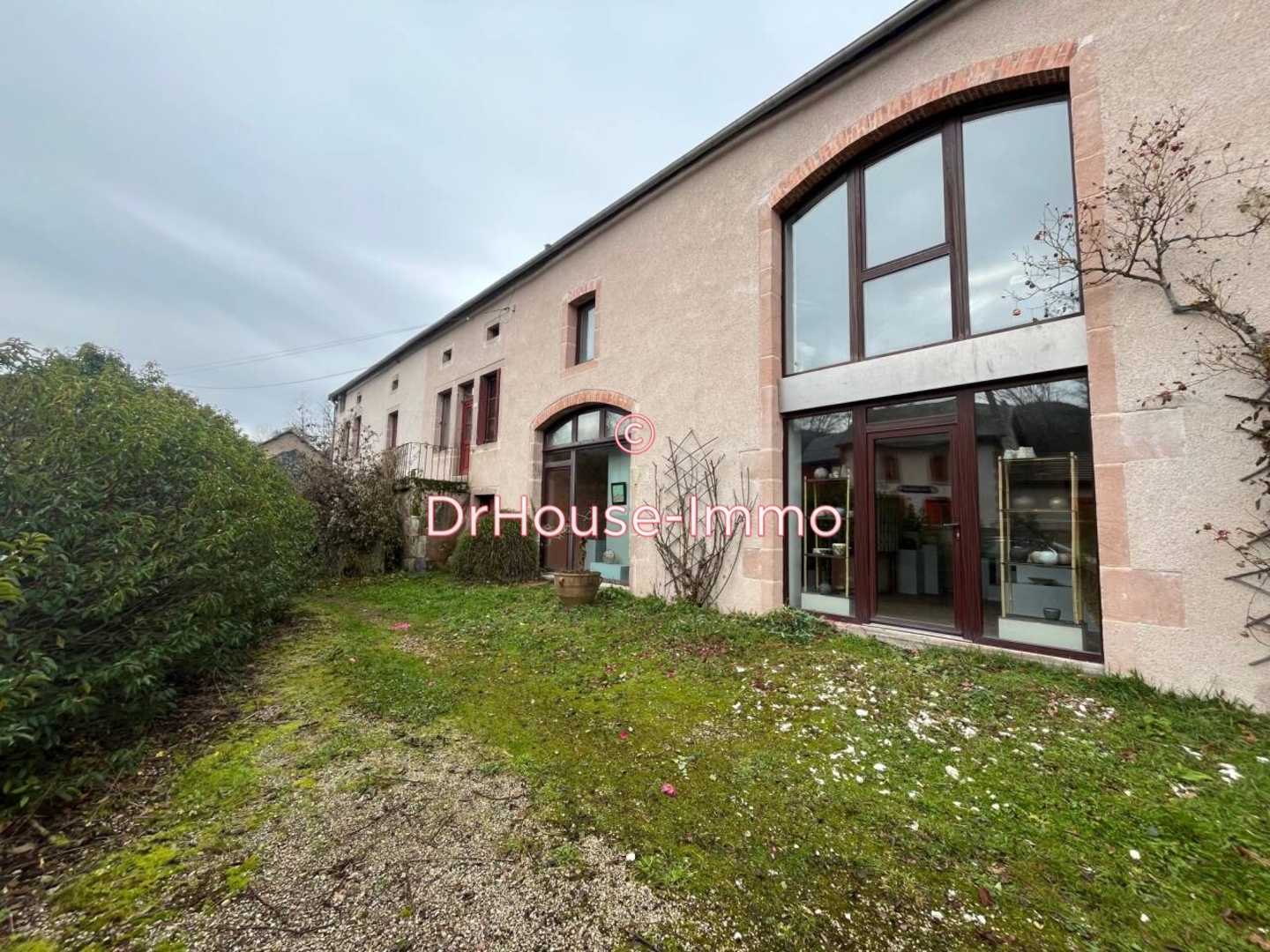 Maison 7 pièces de 350 m² - Anost (71550)