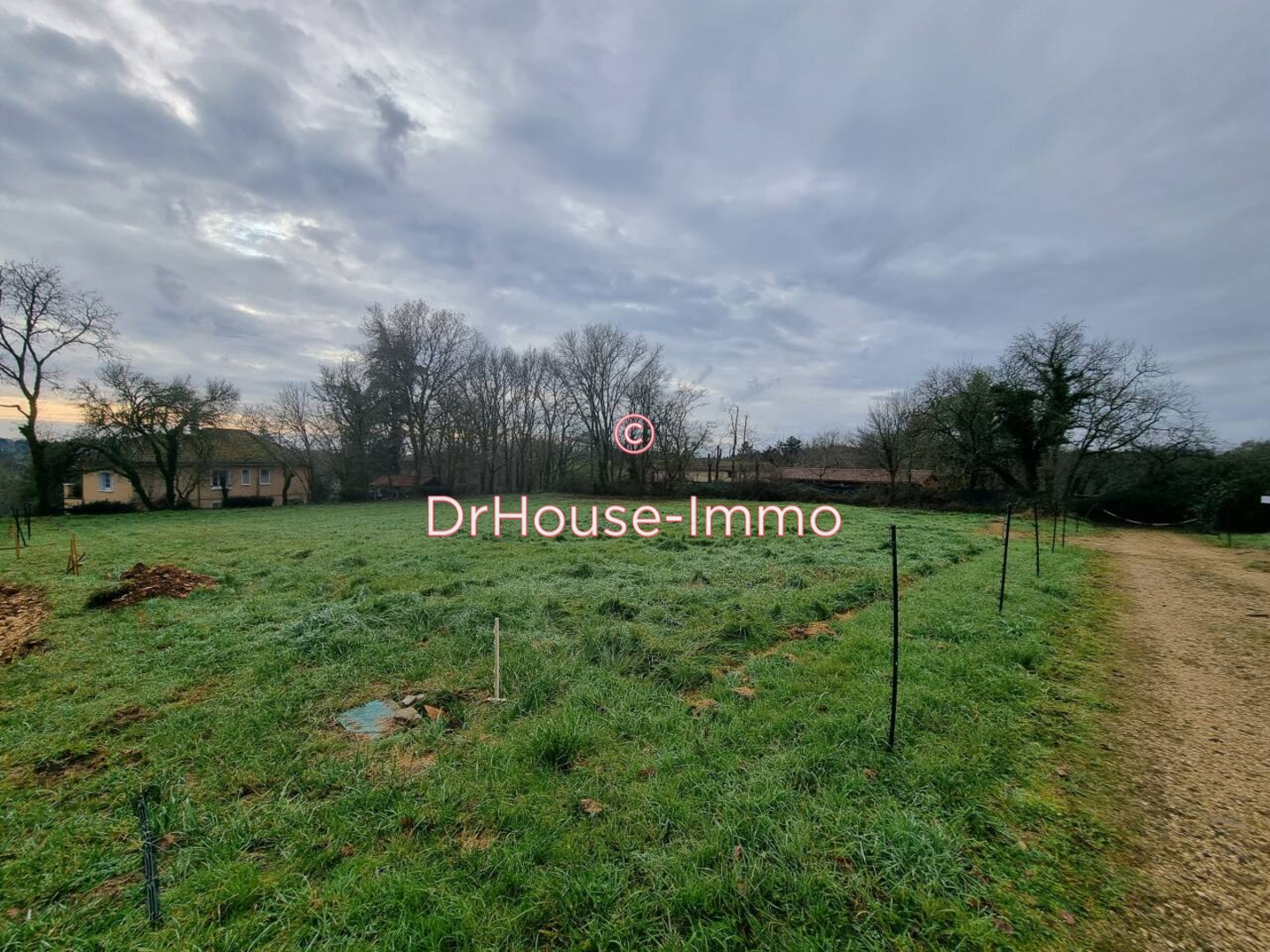 Terrain de 2 008 m² - Sainte-Alvère (24510)