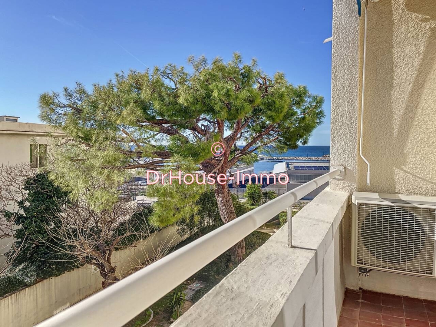 Appartement 3 pièces de 65 m² - Marseille (13008)