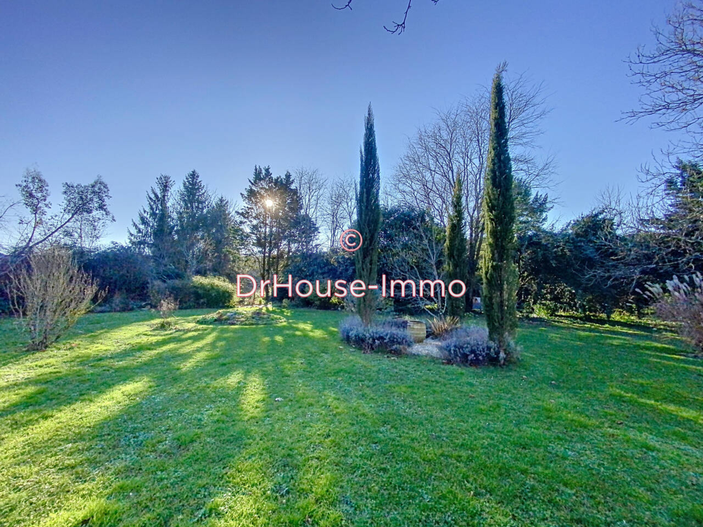 Maison 14 pièces de 281 m² - Agris (16110)