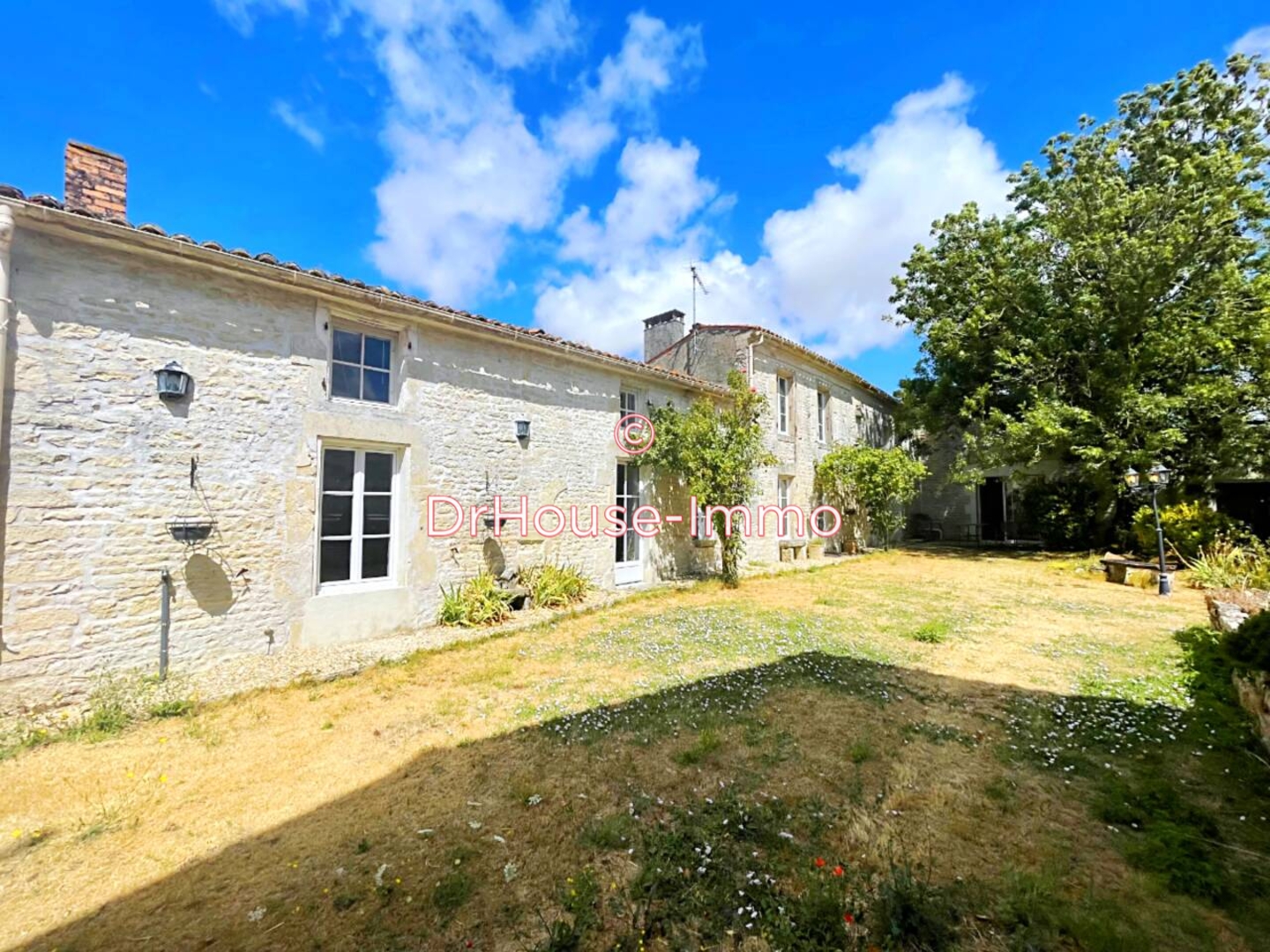 Maison 10 pièces de 343 m² - Surgères (17700)