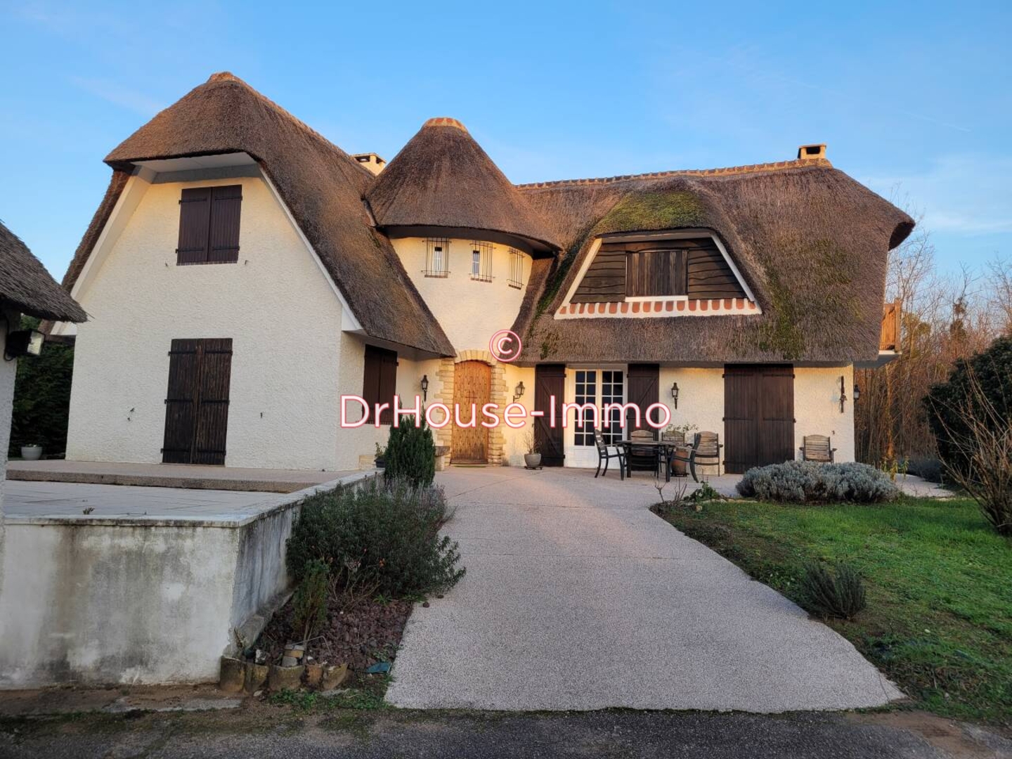 Maison 10 pièces de 213 m² - Manziat (01570)