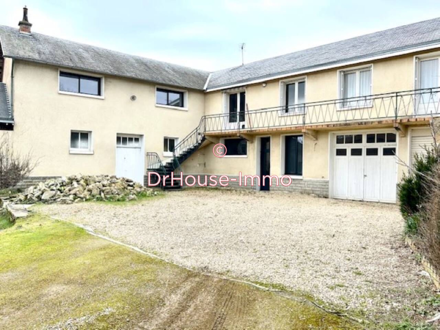 Maison 6 pièces de 177 m² - Ayron (86190)