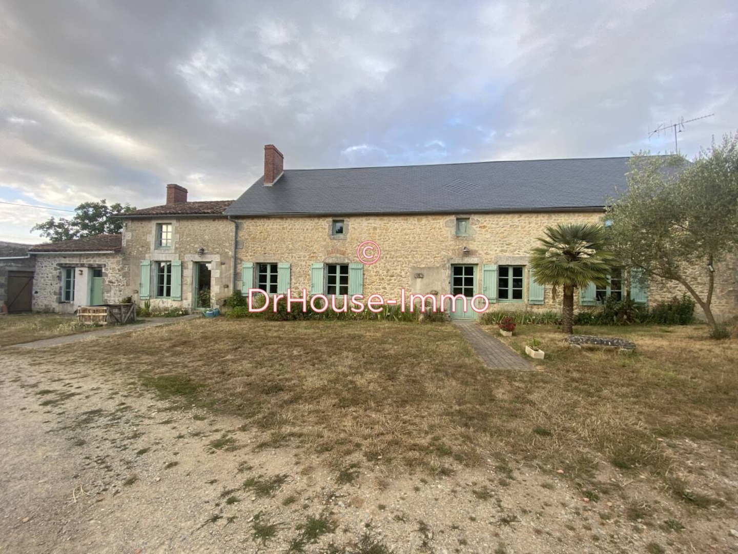 Maison 8 pièces de 265 m² - Benassay (86470)