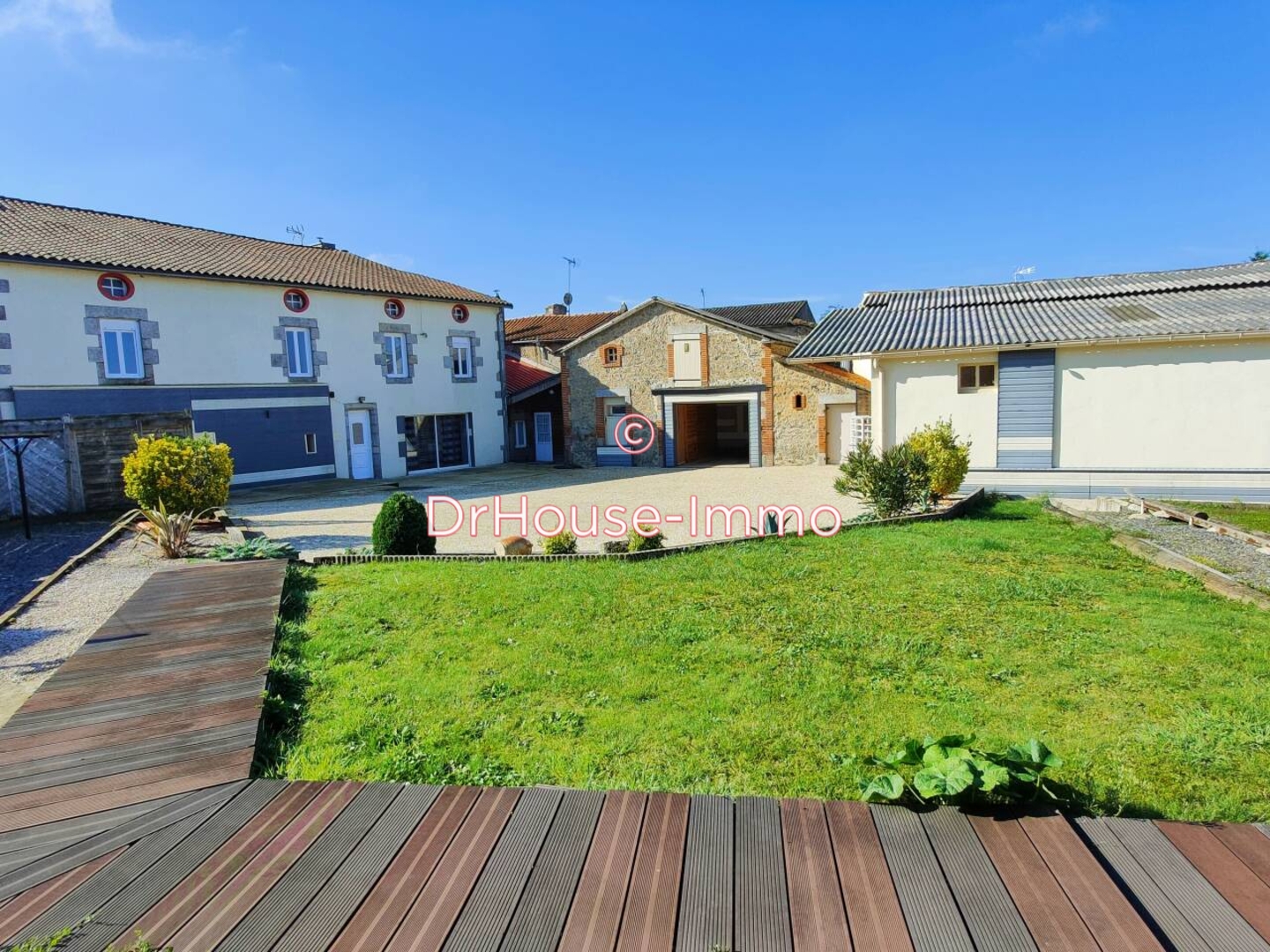 Maison 8 pièces de 260 m² - Largeasse (79240)