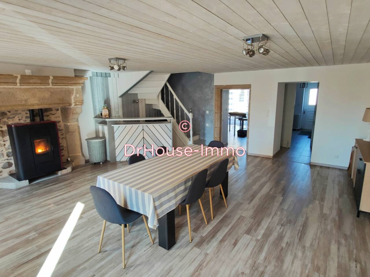 Maison 8 pièces de 260 m² - Largeasse (79240)