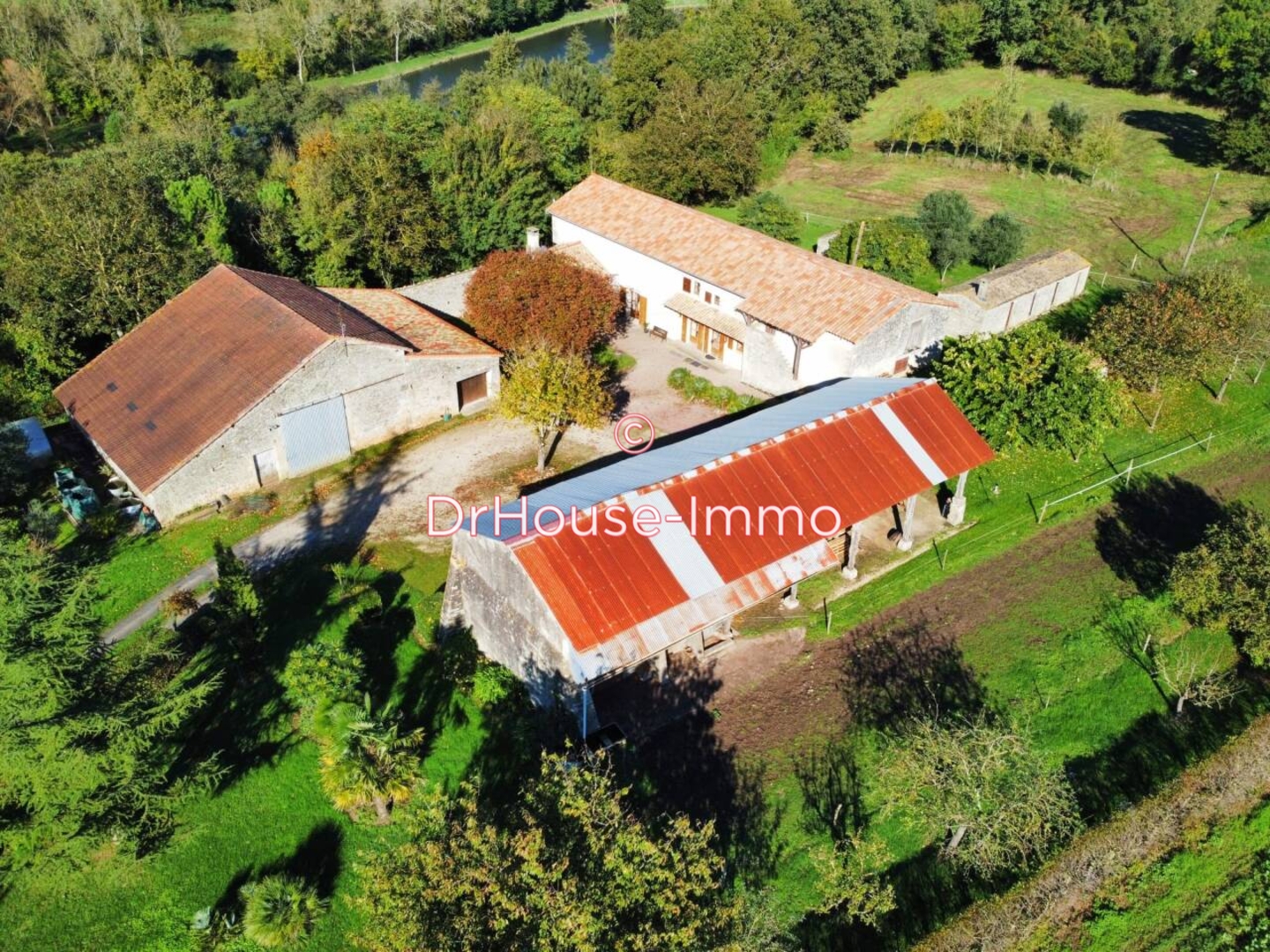 Maison 8 pièces de 211 m² - Saint-Génard (79500)