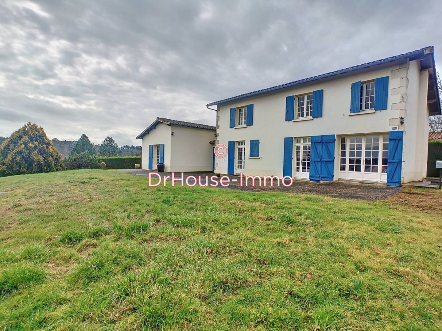 Maison 8 pièces de 256 m² - Brantôme (24310)