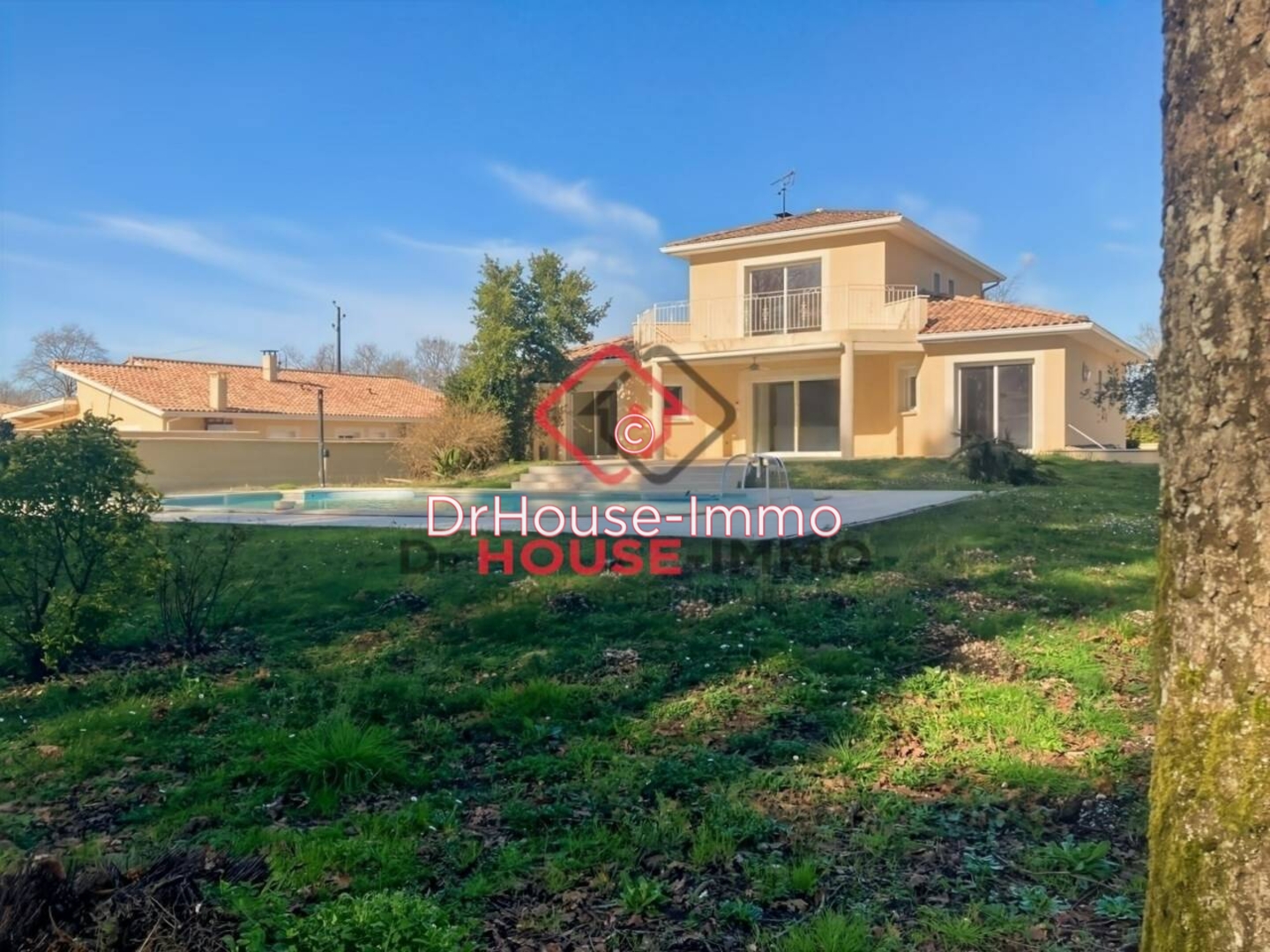 Maison 8 pièces de 230 m² - Portets (33640)