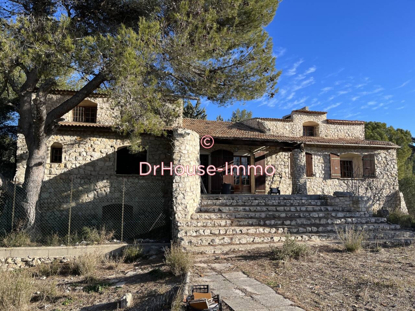 Maison 10 pièces de 250 m² - Ventabren (13122)