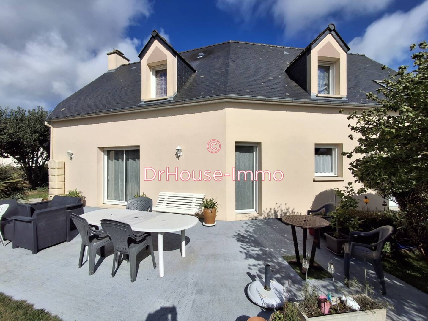 Maison 6 pièces de 138 m² - Saint-James (50240)