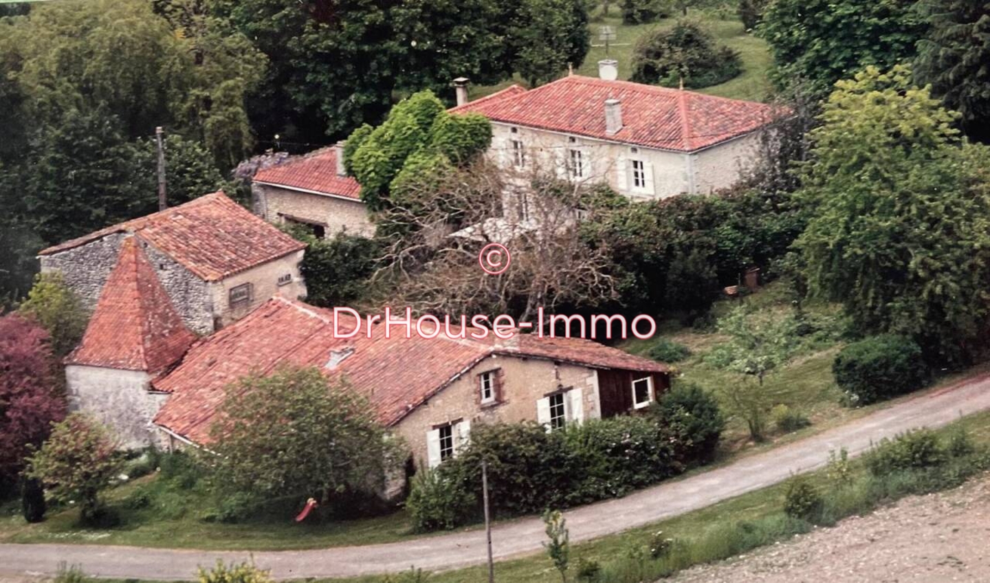 Maison 8 pièces de 288 m² - Chavenat (16320)