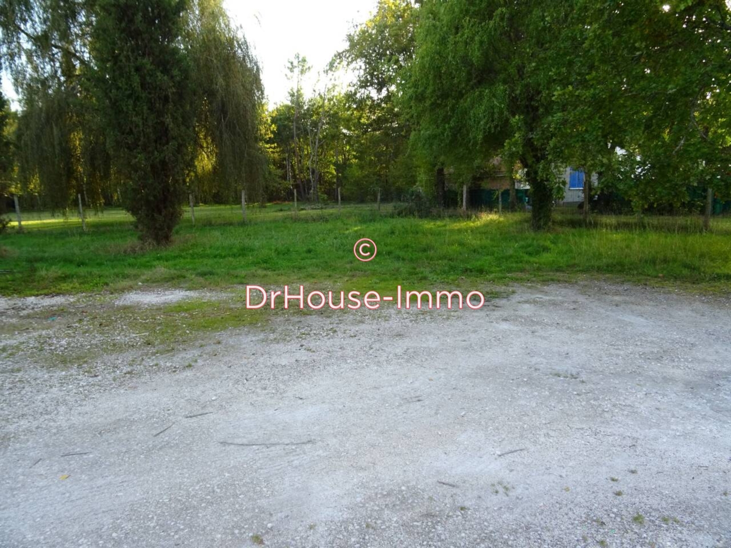 Terrain de 596 m² - Saint-Savin (33920)