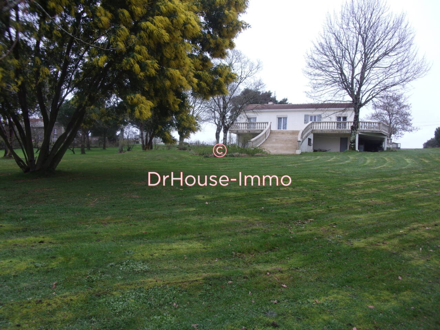 Maison 4 pièces de 160 m² - Mirambeau (17150)