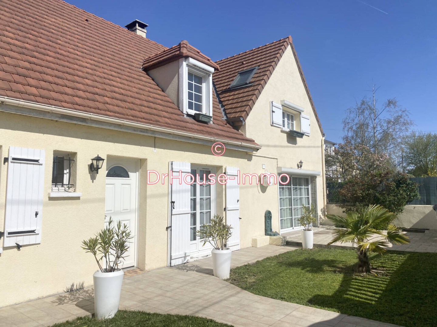Maison 10 pièces de 225 m² - Limay (78520)