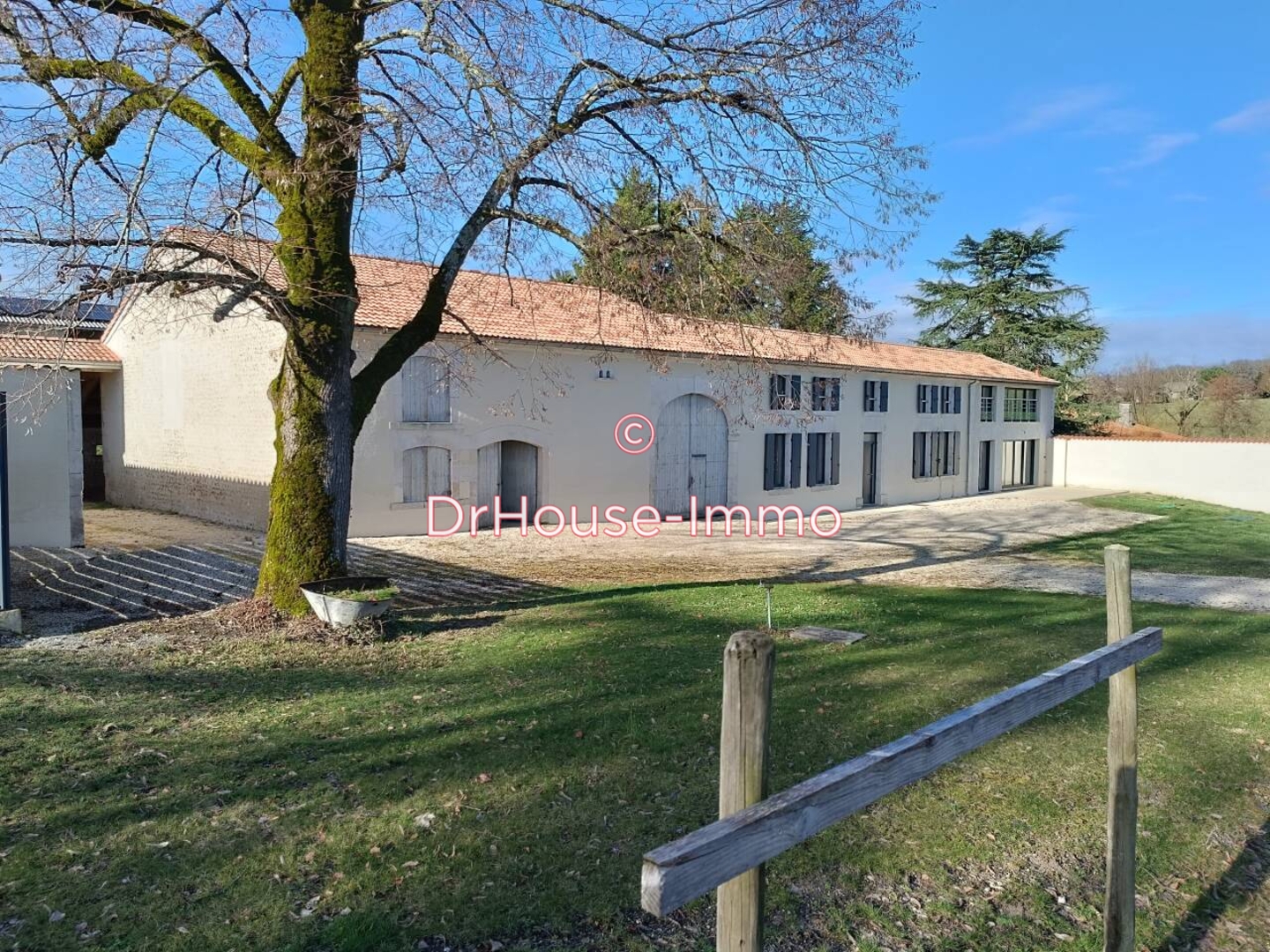 Maison 8 pièces de 258 m² - Condéon (16360)