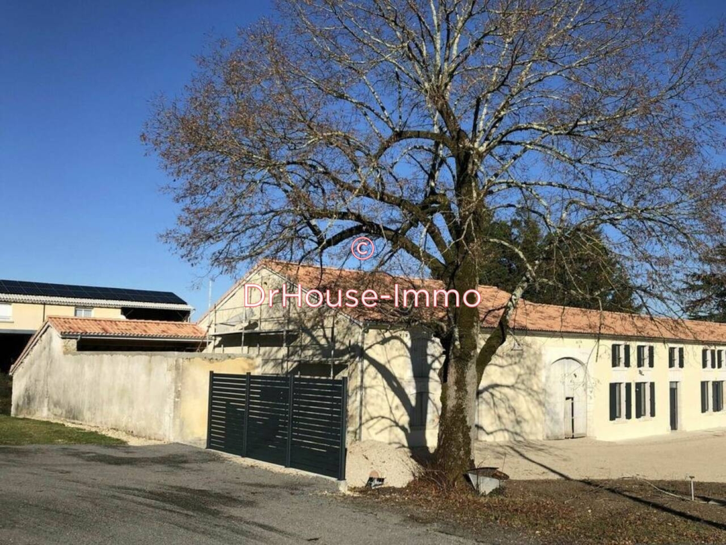 Maison 8 pièces de 258 m² - Barbezieux-Saint-Hilaire (16300)