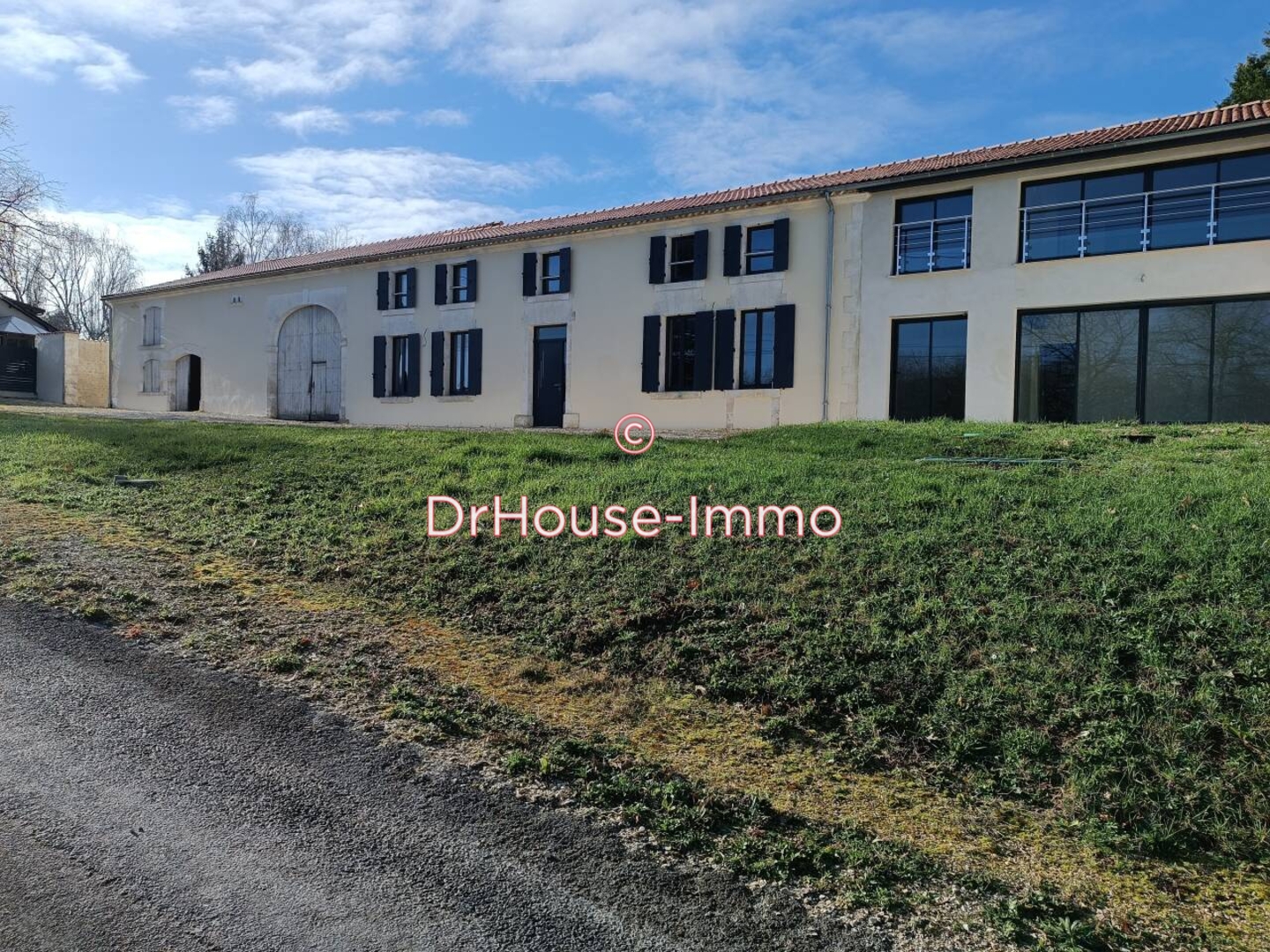 Maison 8 pièces de 258 m² - Barbezieux-Saint-Hilaire (16300)