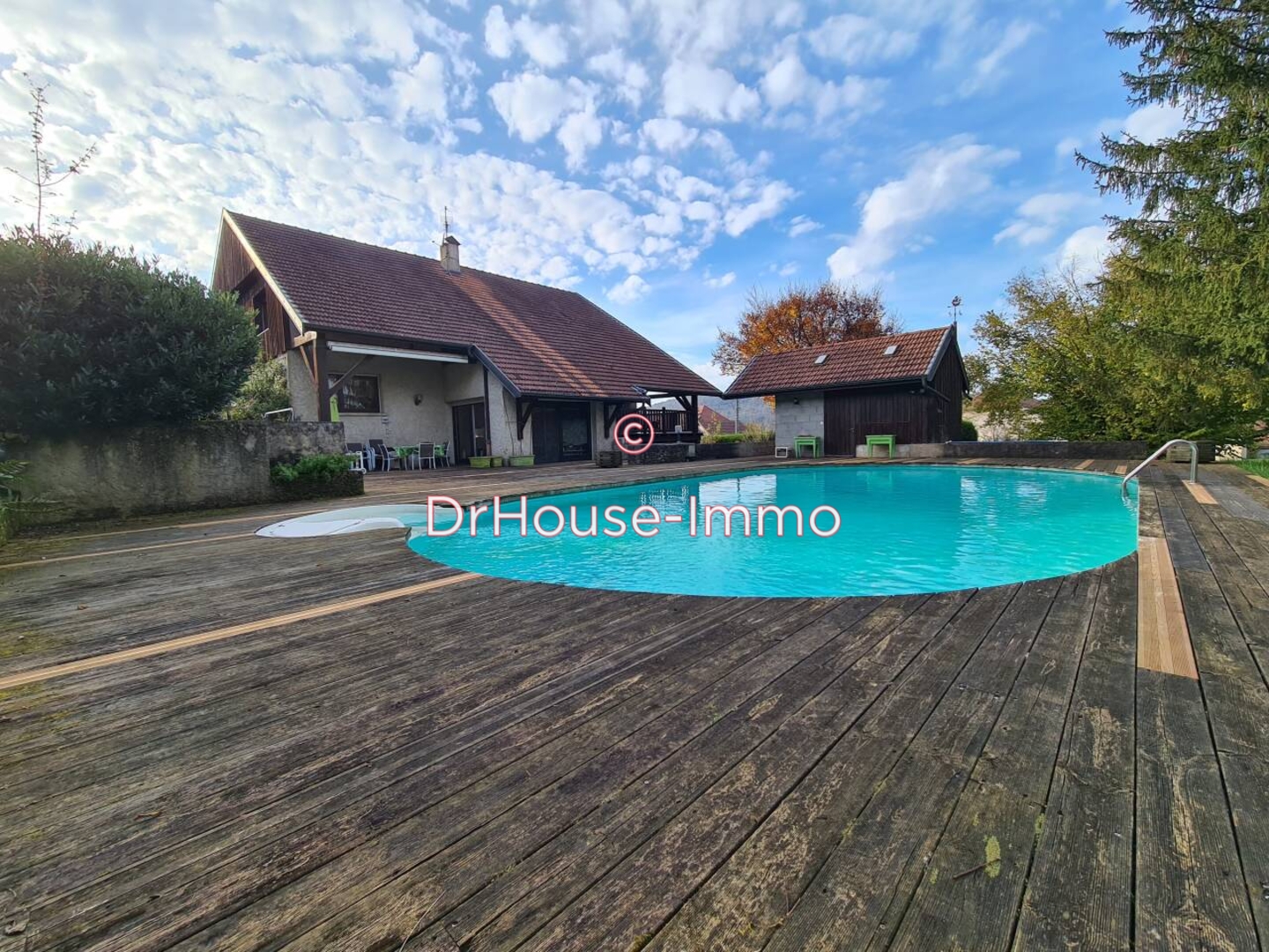 Maison 10 pièces de 240 m² - Baume-les-Dames (25110)