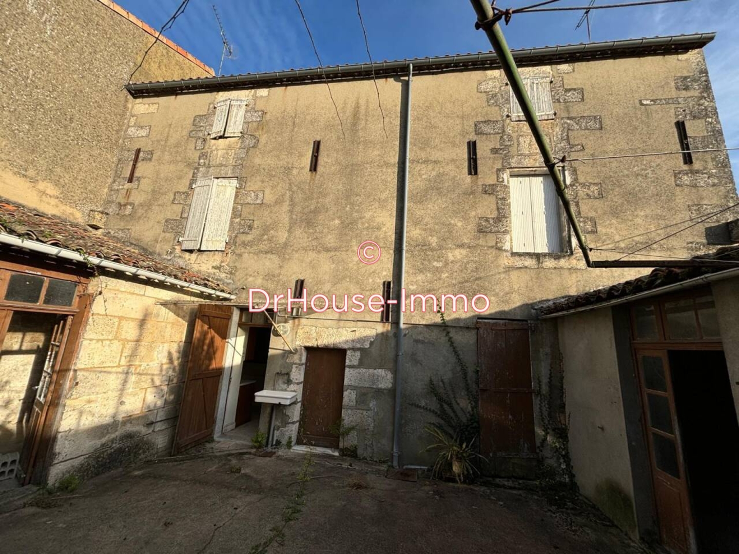 Immeuble 11 pièces de 110 m² - Gond-Pontouvre (16160)