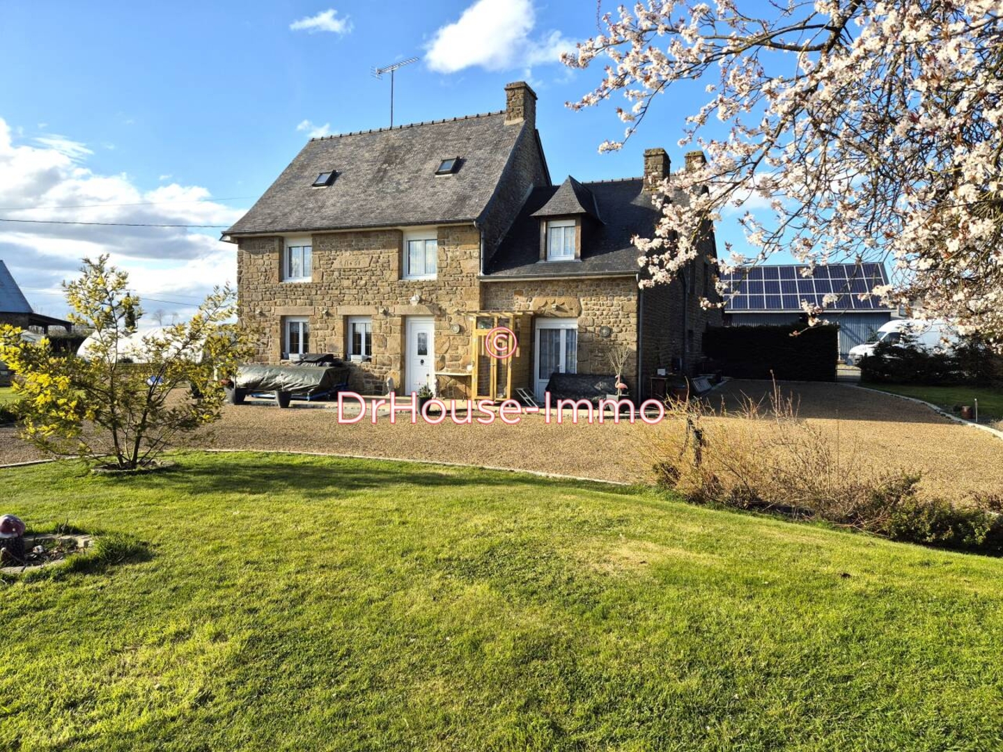 Maison 10 pièces de 201 m² - Gorron (53120)