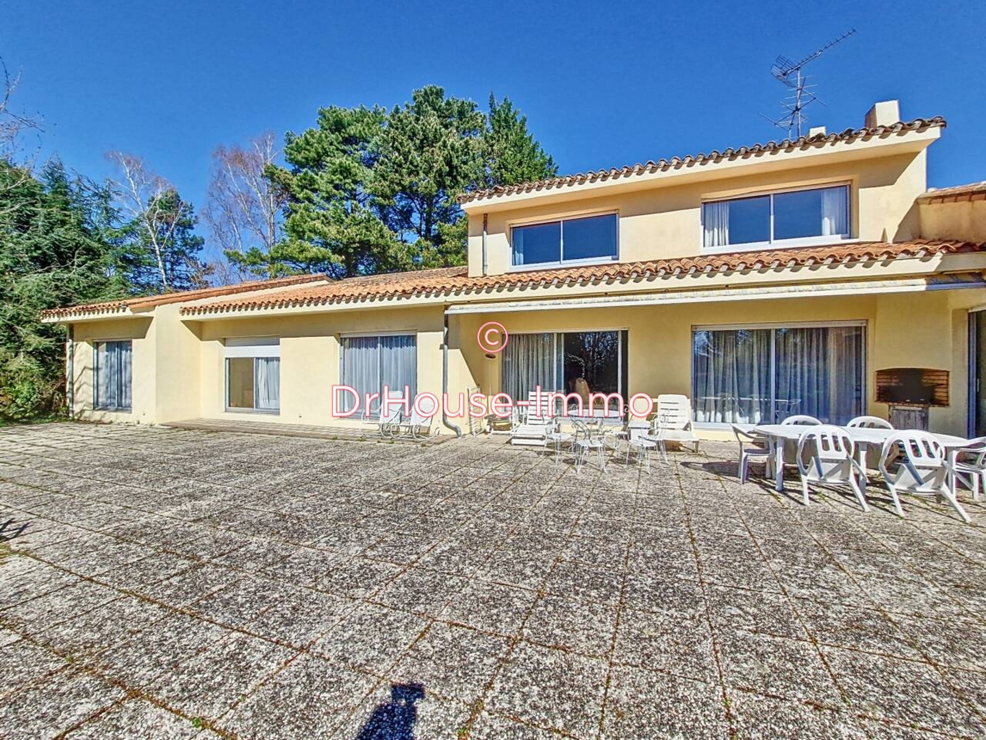 Maison 10 pièces de 432 m² - Moncoutant (79320)