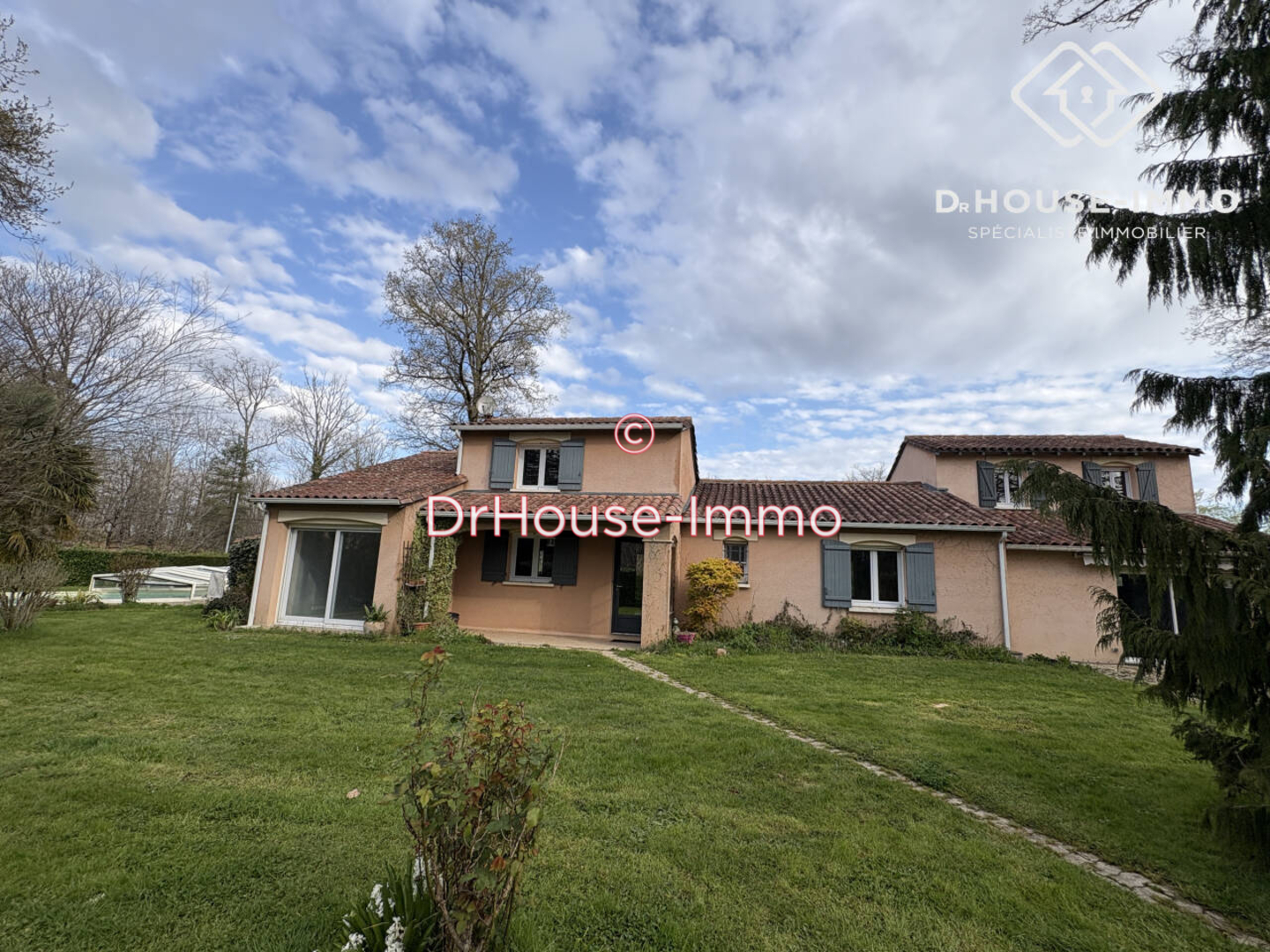 Maison 8 pièces de 230 m² - Saint-Estèphe (24360)