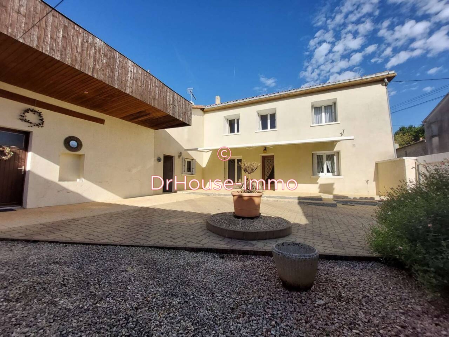 Maison 6 pièces de 140 m² - Villeneuve-la-Comtesse (17330)