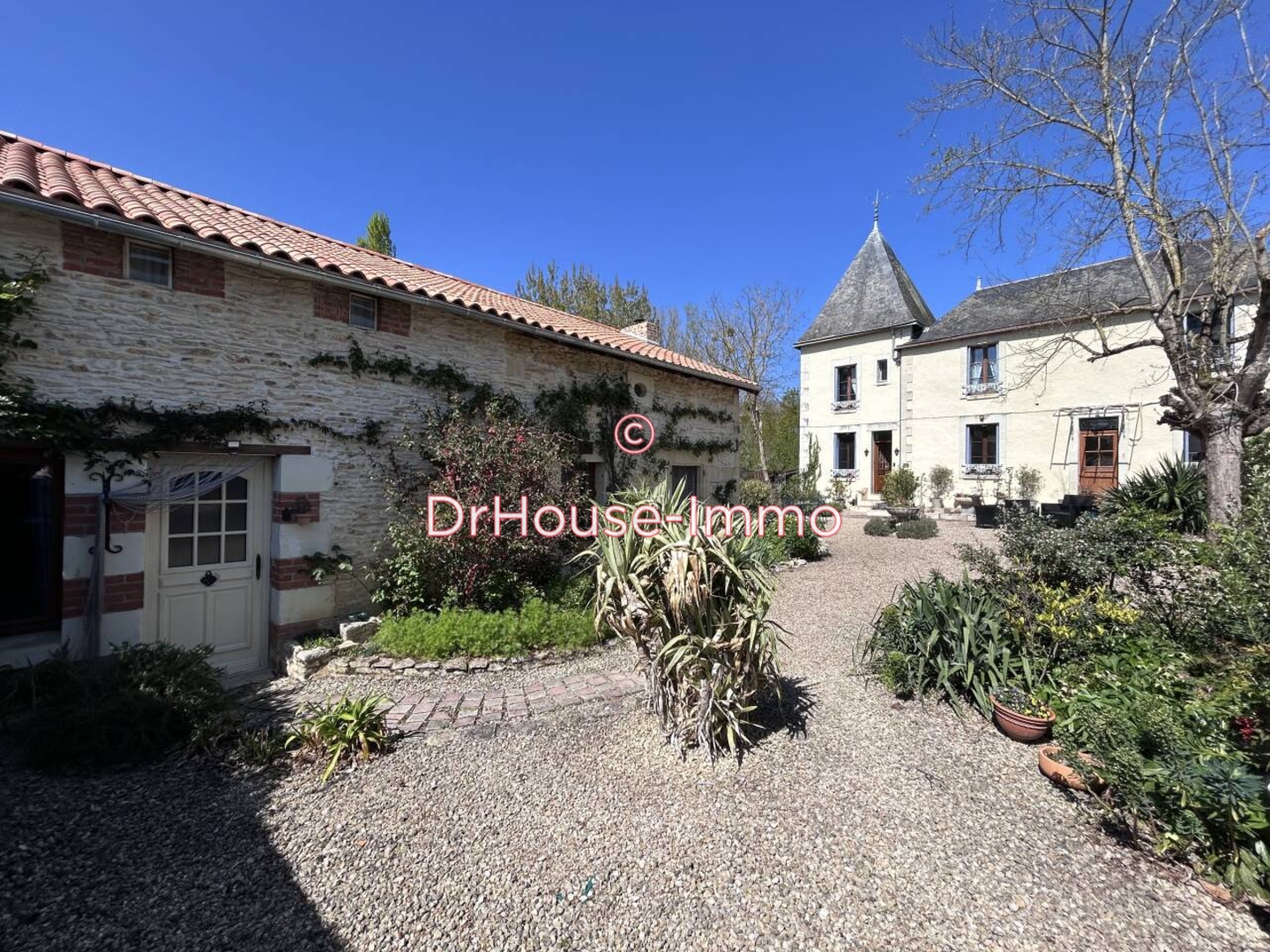 Maison 8 pièces de 213 m² - Moncontour (86330)