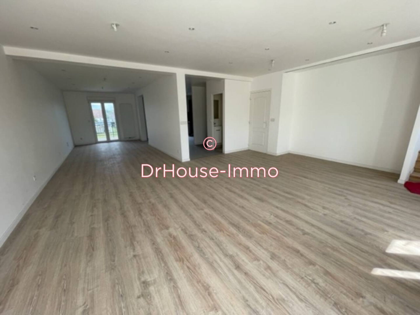 Maison 8 pièces de 200 m² - Nemours (77140)