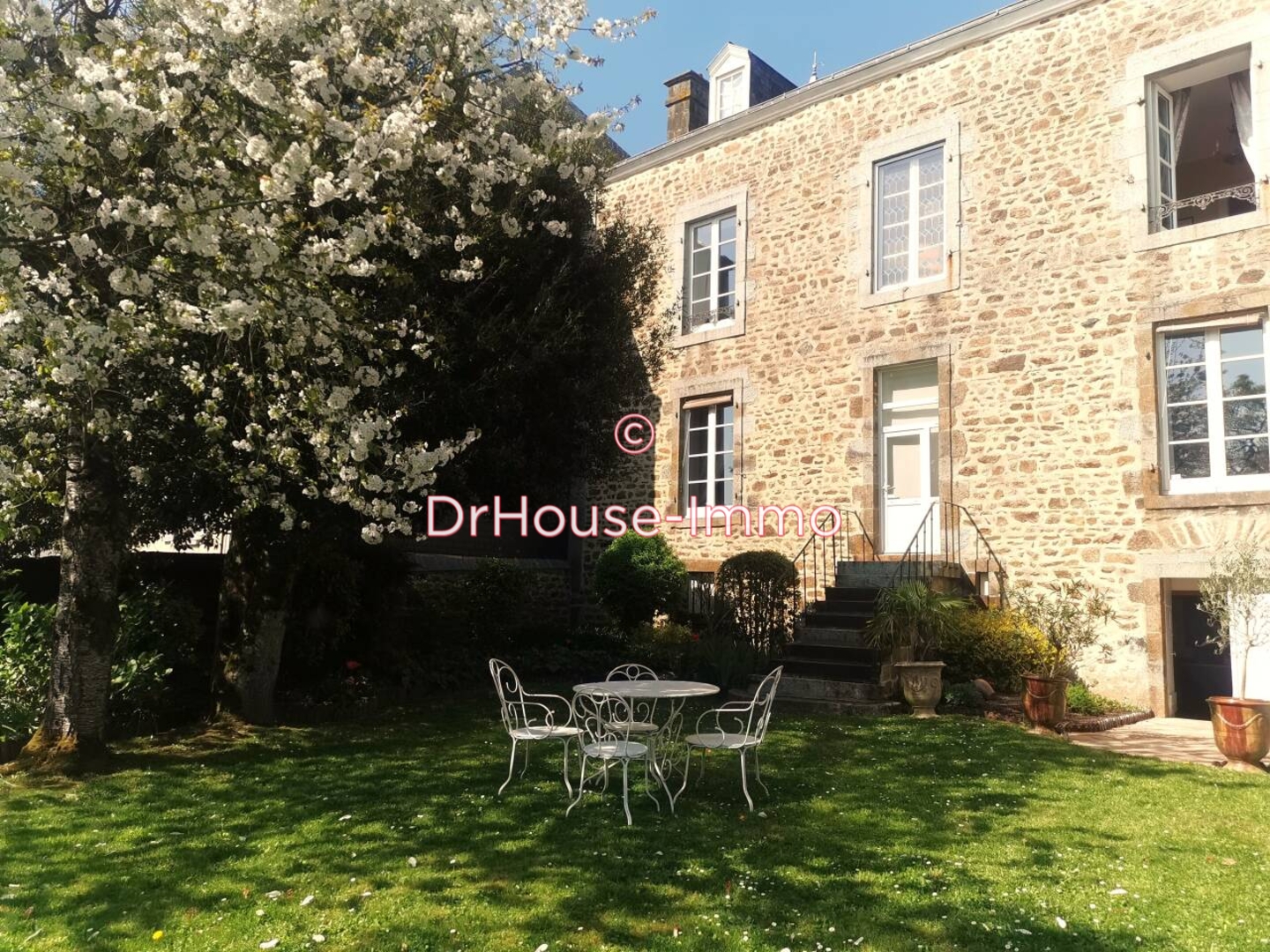 Maison 11 pièces de 240 m² - Ernée (53500)