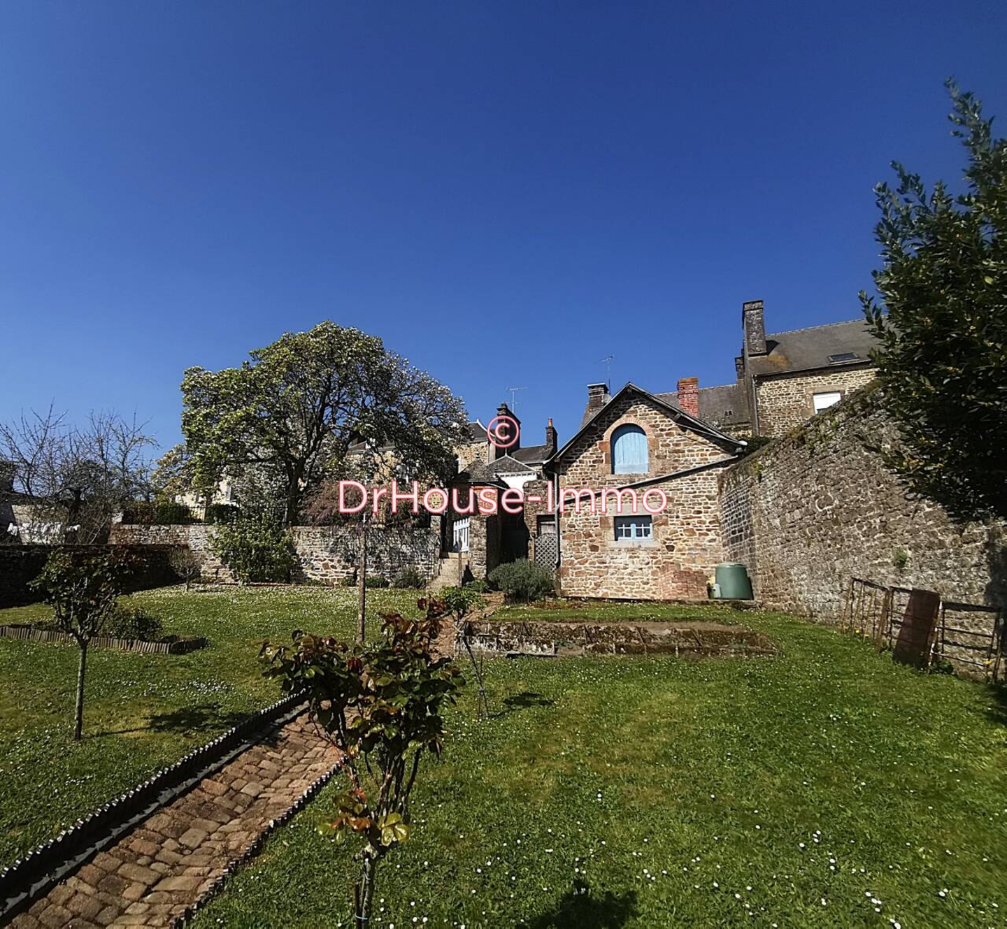 Maison 11 pièces de 240 m² - Ernée (53500)